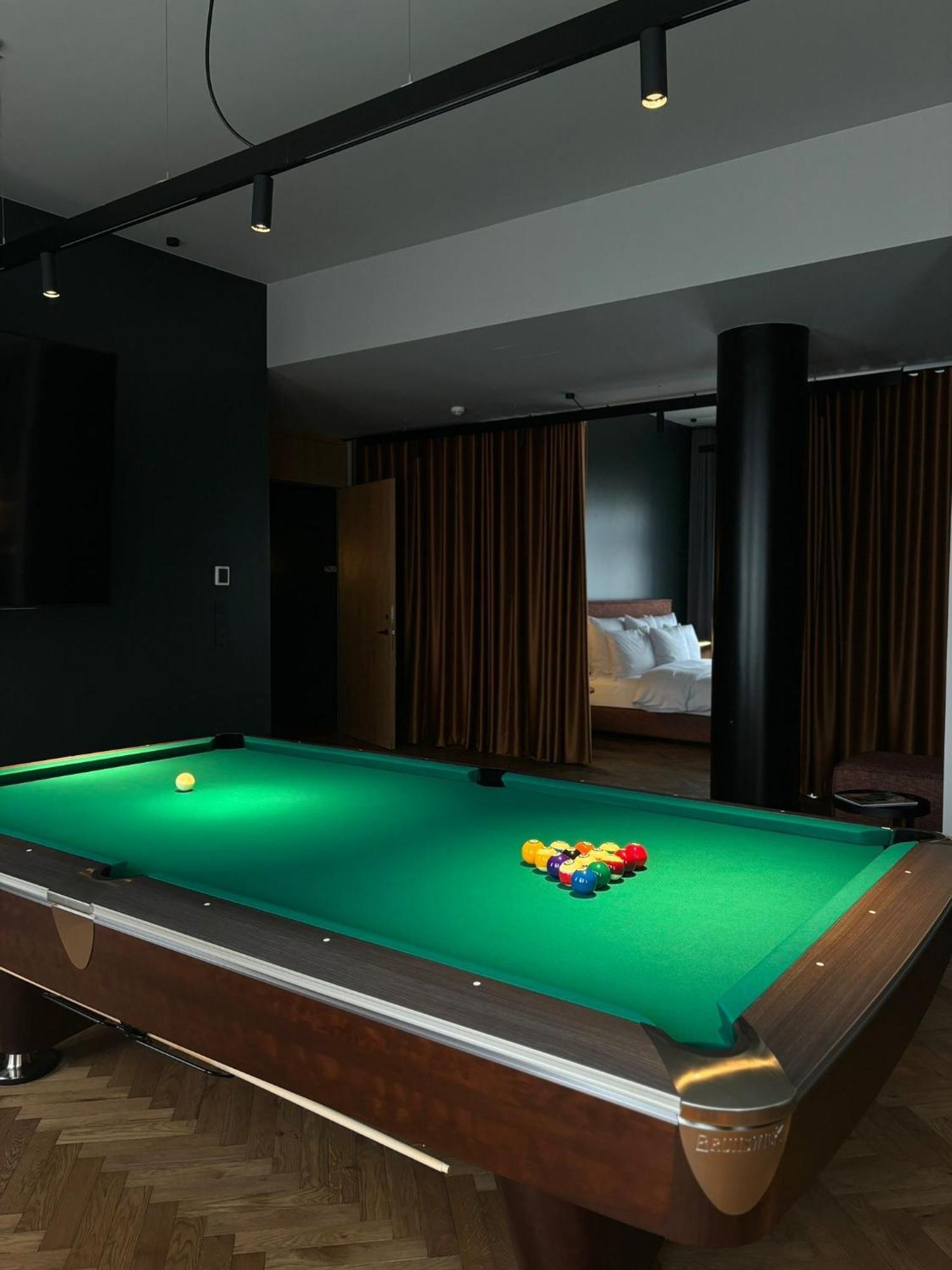 Sly Berlin Hotel Luaran gambar A pool table