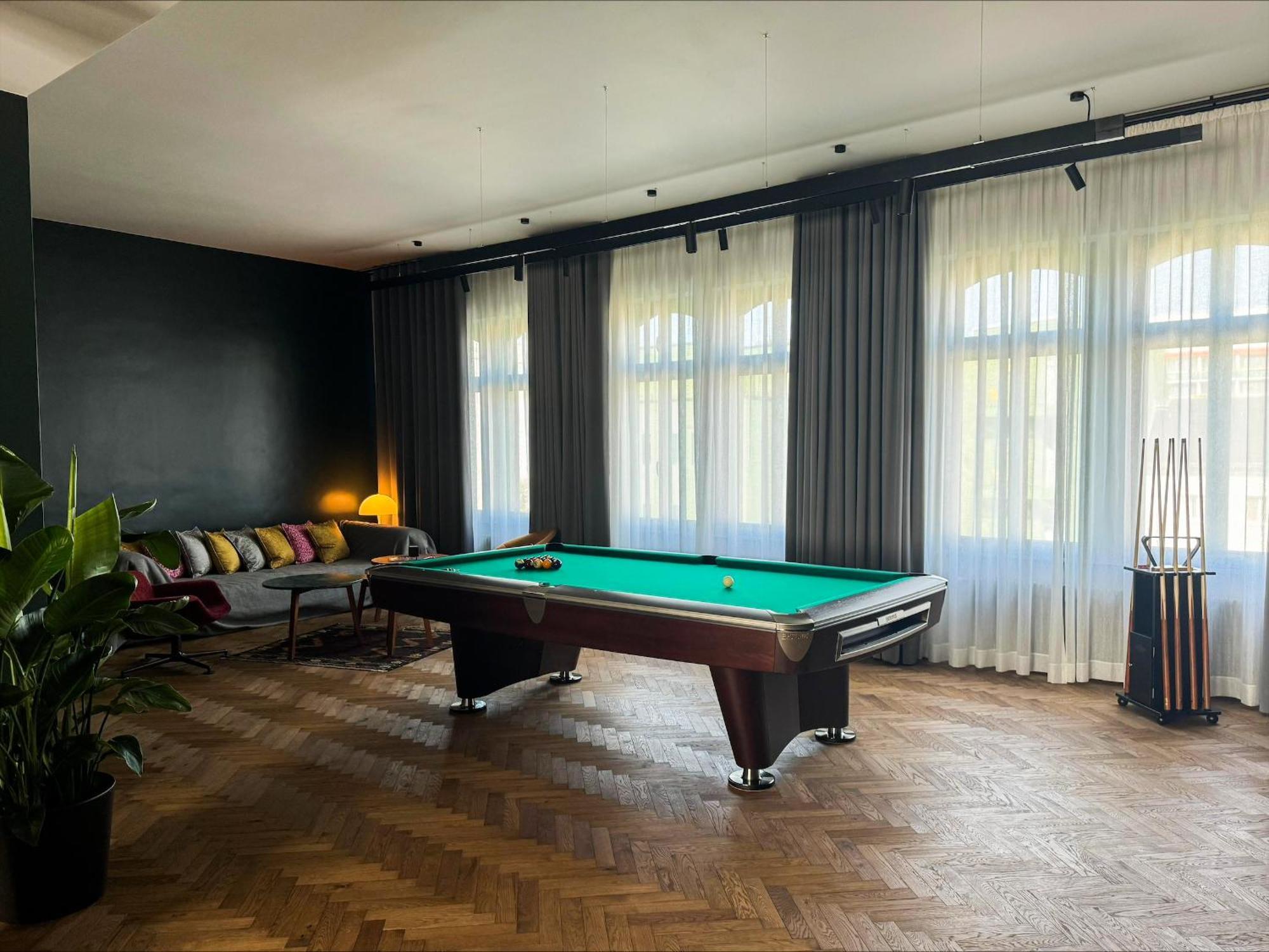 Sly Berlin Hotel Luaran gambar A pool table in a home